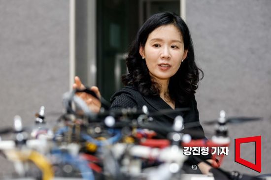 김현진 서울대학교 항공우주공학과 교수가 26일 서울 관악구 서울대학교 자동화시스템 공동연구소에서 인터뷰 하고 있다. 사진=강진형 기자aymsdream@