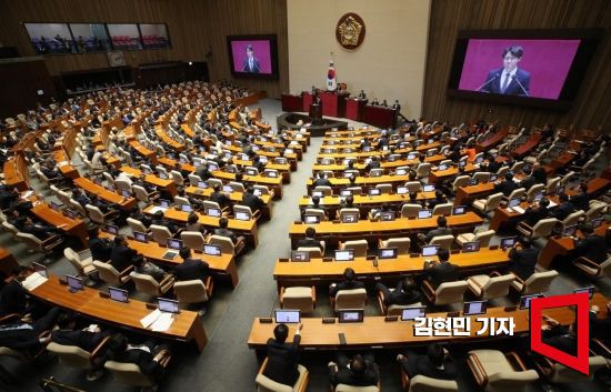 내년 총선에 적용할 선거제 개편안(공직선거법 개정안)을 논의하기 위한 국회 전원위원회(전원위)가 10일 서울 여의도 국회에서 나흘간 개최돼 여야 의원들이 난상토론을 벌이고 있다. 전원위 개최는 지난 2003년 '이라크 전쟁 파견 연장 동의안'에 대한 토론 이후 20년 만이다. 사진=김현민 기자 kimhyun81@