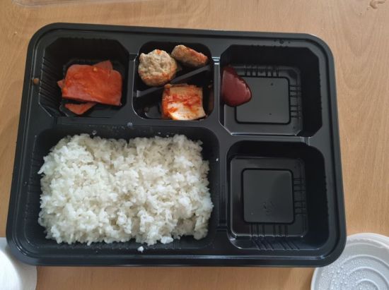 다른 한 장의 사진에는 큰 반찬통에 케첩을 아주 조금 담고, 케첩을 담아야 할 작은 칸에 동그랑땡이 들어 있었다. [사진출처=페이스북 '육군훈련소 대신 전해드립니다']