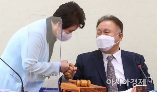 이상민 더불어민주당 중앙선관위원회 위원장이 국회에서 열린 중앙선관위원회의에 참석, 정춘숙 부위원장과 인사를 나누고 있다./윤동주 기자 doso7@