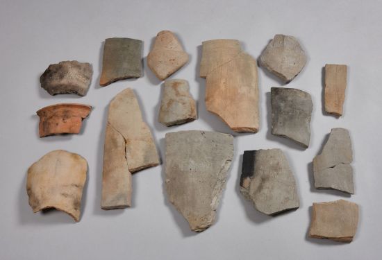 2018년 태안 마도 해역에서 출수한 삼국시대 토기와 기와.