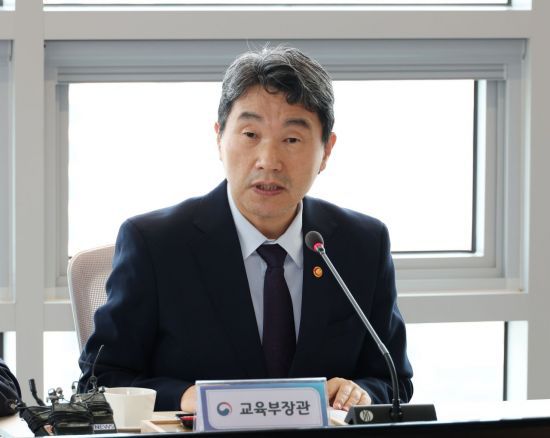 이주호 부총리 겸 교육부 장관이 경기도교육청 남부청사에서 열린 시도교육감들과의 간담회에서 발언하고 있다. [이미지출처=연합뉴스]