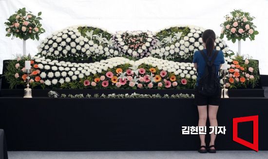 21일 서울 강남서초교육지원청에 극단적 선택을 한 서이초등학교 담임 교사 A씨의 분향소에서 한 시민이 헌화하고 있다. 사진=김현민 기자 kimhyun81@