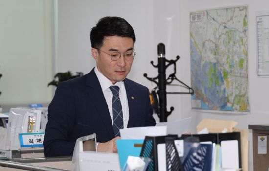 국회 윤리특별위원회 윤리심사자문위원회가 5차회의를 열고 무소속 김남국 의원의 가상자산 보유 논란 징계를 위한 심의를 계속할 예정인 3일 서울 여의도 국회 의원회관 의원실에서 김남국 의원이 보좌진과 함께 업무를 보고 있다. 사진제공=연합뉴스