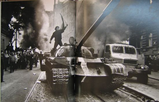 1968년 8월 프라하 시민이 멈춰선소련제 탱크 위에 올라가 체코슬로바키아 국기를 흔들고 있다. 사진=조성관 작가