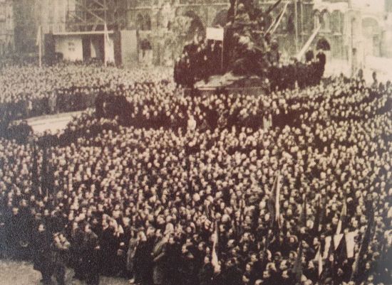 1948년 2월 25일 프라하 구시가광장을 가득 메운 군중들. 뒷쪽에 얀 후스 동상이 보인다. 사진=프라하 공산주의 박물관