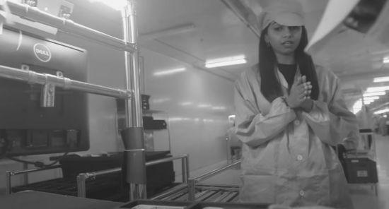 낫씽의 첫 번째 휴대폰은 고작 열댓명의 엔지니어들이 밤낮없이 매달려 완성한 결과였다. 사진은 위탁생산 공장에서 제조 과정을 감독하고 있는 낫씽 직원 모습. [이미지출처=낫씽 유튜브]