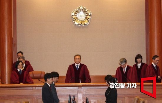 유남석 헌법재판소장과 헌법재판관들이 25일 서울 종로구 헌법재판소 대심판정에서 이태원 참사 부실 대응 관련 이상민 행정안전부 장관에 대한 탄핵 심판 선고를 위해 입장하고 있다. 사진=강진형 기자aymsdream@