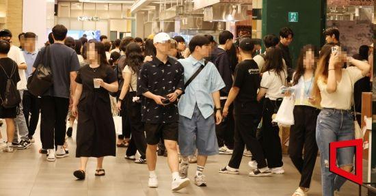 폭염과 고물가에 쇼핑몰 바캉스로 불리는 '몰캉스'를 즐기는 사람들이 늘고 있다. 2일 오후 서울 여의도 더현대를 찾은 시민들이 시원한 실내에서 쇼핑도 하고 휴가도 즐기고 있다. 사진=조용준 기자 jun21@