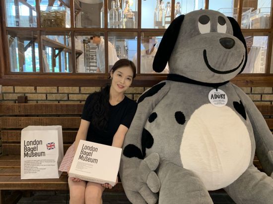 윤이나 롯데백화점 상품본부 베이커리&디저트팀 치프바이어가 서울 송파구 잠실 롯데월드몰 런던 베이글 뮤지엄 포토존에서 포즈를 취하고 있다[사진제공=롯데백화점].