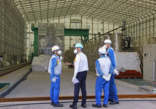 기시다 후미오 일본 총리가 20일 후쿠시마 제1원자력 발전소를 방문해 방류 시설을 시찰하고 있다. [이미지출처=연합뉴스]