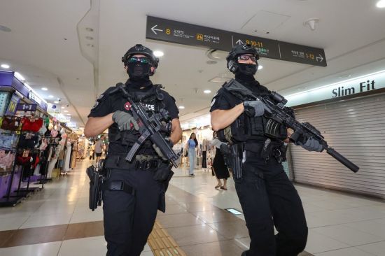 흉기 난동과 살인 예고 온라인 게시물로 국민 불안감이 커지는 가운데 6일 오후 서울 강남역 지하쇼핑센터에서 경찰특공대원들이 순찰하고 있다. [사진출처=연합뉴스]