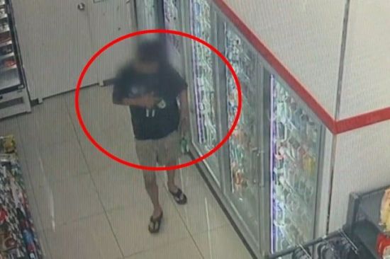 A군은 당시 편의점 냉장고에서 소주병과 맥주캔을 꺼내 계산대로 가져왔다. [사진출처=JTBC]