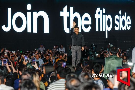 노태문 삼성전자 MX사업부 사장이 26일 서울 강남구 코엑스에서 열린 '갤럭시 언팩 2023'에서 마무리발표를 마친 뒤 손을 흔들고 있다. 사진=강진형 기자aymsdream@