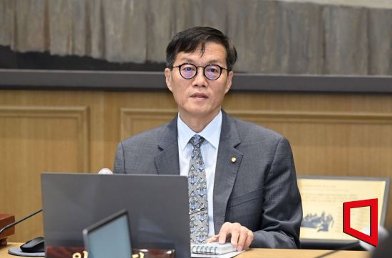 이창용 한국은행 총재가 24일 서울 중구 한국은행에서 열린 금융통화위원회를 주재하고 있다. /사진=사진공동취재단