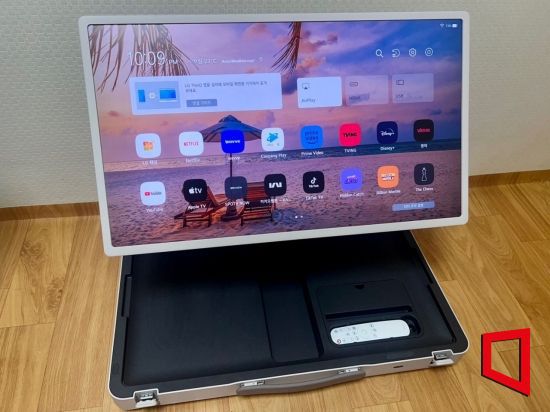 LG 스탠바이미 고(GO)는 별도의 조립이나 설치 과정 없이 케이스를 여닫으면 전원이 작동됐다. [사진=한예주 기자]