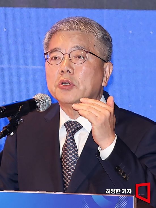 1일 코엑스에서 열린 제5차 국민연금 재정계상 공청회에서 김용하 재정계산위원회 위원장이 발제를 하고 있다. 사진=허영한 기자 younghan@