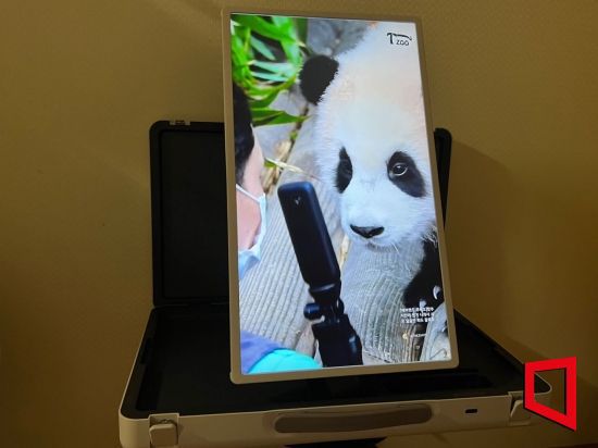 LG 스탠바이미 고(GO)를 세로 모드로 돌린 후 쇼츠를 시청하는 모습. [사진=한예주 기자]