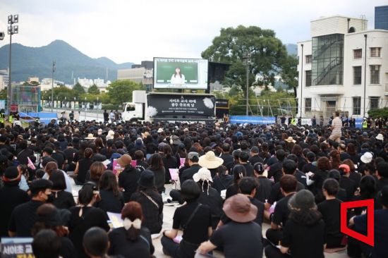 광주광역시 동구 5·18민주광장에서 4일 오후 광주전남지역 교사 4000여명이 참석한 가운데 '9·4공교육 멈춤의날-서이초 교사 추모집회'가 열리고 있다.[사진=민현기 기자]