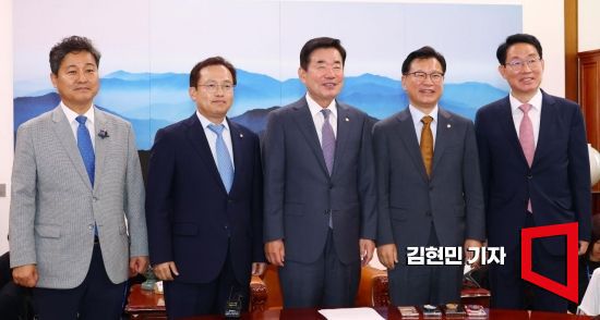 3일 국회 의장집무실에서 열린 '여야 2+2 선거제 개편 협의체' 발족식에서 김진표 의장이 참석자들과 기념촬영을 하고 있다. 왼쪽부터 정개특위 야당 간사인 김영배 민주당 의원, 송기헌 민주당 원내수석부대표, 김진표 의장, 이양수 국민의힘 원내수석부대표, 정개특위 여당 간사인 김상훈 국민의힘 의원. 사진=김현민 기자 kimhyun81@