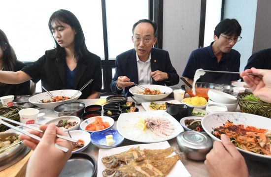 추경호 경제부총리 겸 기획재정부 장관이 4일 경남 거제시 내 한 횟집에서 동행기자단과 오찬간담회를 하고 있다. [이미지출처=연합뉴스]