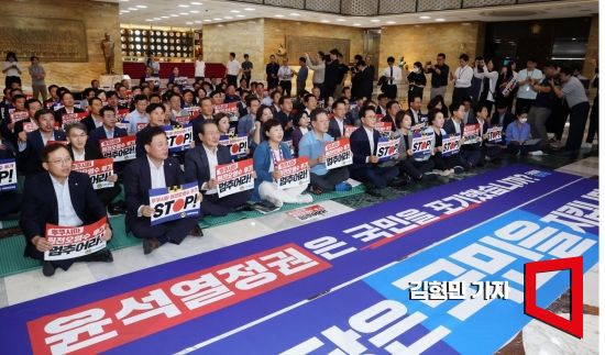 이재명 대표와 박광온 원내대표를 비롯한 더불어민주당 의원들이 1일 국회 로텐더홀에서 열린 '후쿠시마 핵물질 오염수 해양투기 비상행동 결과보고'에서 구호를 외치고 있다. 사진=김현민 기자 kimhyun81@