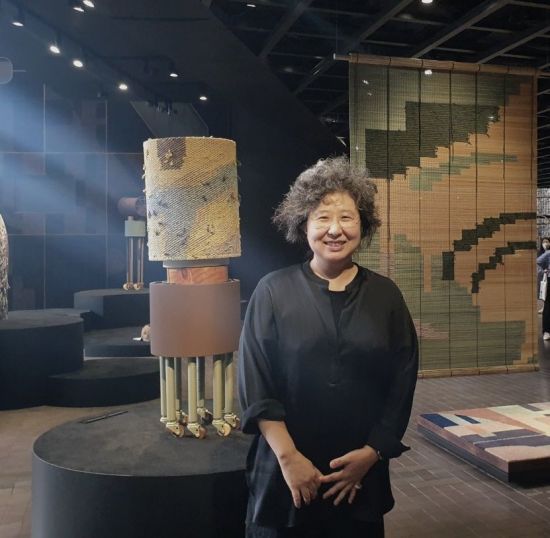 4일 서울 용산구 리움미술관에서 열린 개인전 프레스 프리뷰에 참석한 강서경 작가가 기념 촬영하고 있다. [이미지출처=연합뉴스]