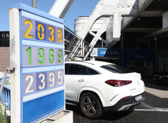 7일 오전 서울 시내 한 주유소에 휘발유와 경유 가격이 게시돼 있다. [이미지출처=연합뉴스]