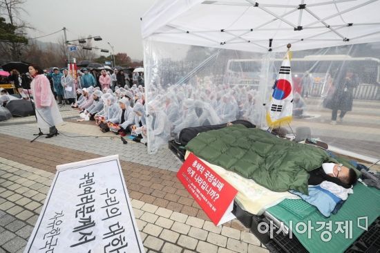 나경원 자유한국당 원내대표(왼쪽)가 2019년 11월24일 서울 종로구 청와대 분수대 앞에서 열린 비상 의원총회에서 발언하고 있다. 나 원내대표 바로 옆 임시 천막에서 황교안 대표가 닷새째 단식 농성을 이어가고 있다. /문호남 기자 munonam@