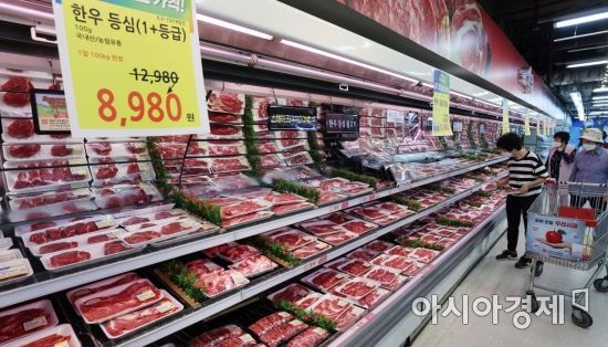 5일 서울의 한 대형마트에서 시민들이 장을 보고 있다. 지난달 소비자물가 상승률이 5%대를 넘어서는 등 최근 물가상황이 엄중한 가운데 우크라이나 사태, 주요 곡물생산국 수출 제한 등에 따른 국제 곡물가 급등이 국내로 전이되고 있다. 여기에 최근 가뭄피해까지 더해지며 일부 농축산물을 중심으로 생활물가가 불안한 양상을 보이고 있다./김현민 기자 kimhyun81@