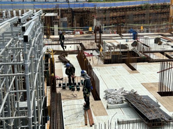 오후 12시10분께 베트남 철근팀 근로자들이 철근조립 공사를 하고 있는 모습. 베트남어만 들릴 뿐 작업을 지시하고 감독하는 한국어는 들을 수 없었다.[사진=곽민재 기자]
