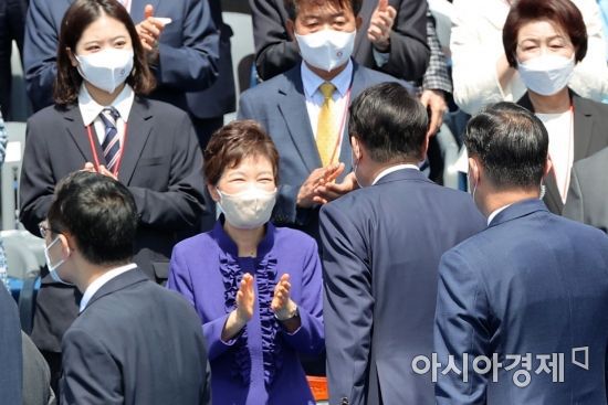 윤석열 대통령이 지난해 5월 10일 국회에서 열린 제20대 대통령 취임식에서 박근혜 전 대통령과 인사하고 있다./윤동주 기자 doso7@