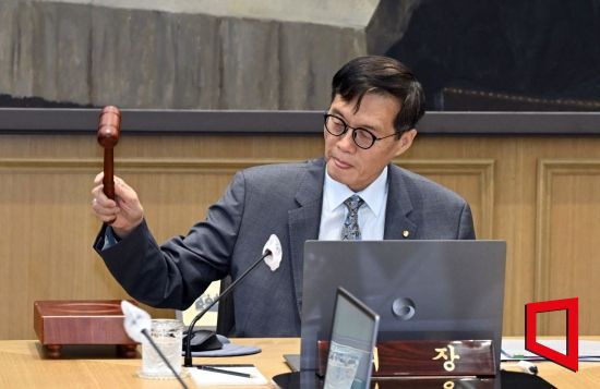 이창용 한국은행 총재가 8월24일 서울 중구 한국은행에서 열린 금융통화위원회를 주재하며 의사봉을 두드리고 있다. /사진=사진공동취재단