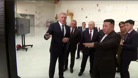 13일 김정은 북한 국무위원장과 블라디미르 푸틴 러시아 대통령이 수행단과 함께 '보스토치니 우주기지'를 함께 견학하고 있다. [사진=크렘린궁 제공]