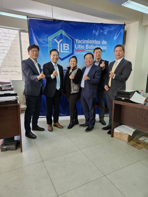 박종성 이엔플러스 부회장, 김재욱 BNW인베스트먼트 회장, 페트리샤 로자노 배르사스 볼리비아리튬공사(YLB) 판매국장  엄정욱 JS물산 회장, 정기태 캠볼 대표, 박진휘 코린도그룹 부사장(사진 좌측부터)이 YLB 본사에서 탄산리튬 공급 계약을 체결하고 기념 사진을 찍고 있다.
