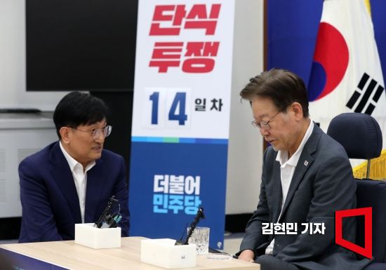 단식 14일차를 맞은 이재명 더불어민주당 대표가 13일 오후 서울 여의도 국회 당대표실에서 노영민 전 대통령비서실장과 대화를 나누고 있다. 사진=김현민 기자 kimhyun81@