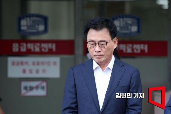 18일 단식 중이던 이재명 더불어민주당 대표가 건강 악화로 이송된 서울 여의도 성모병원 응급실 앞에 박광온 원내대표를 비롯한 동료 의원들이 모여 있다. 사진=김현민 기자 kimhyun81@