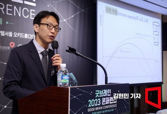 정희원 서울아산병원 노년내과 교수가 20일 서울 중구 웨스틴조선호텔에서 아시아경제 주최로 열린 '굿브레인 2023 콘퍼런스'에서 '느리게 나이드는 뇌'를 주제로 기조연설을 하고 있다. 사진=김현민 기자 kimhyun81@