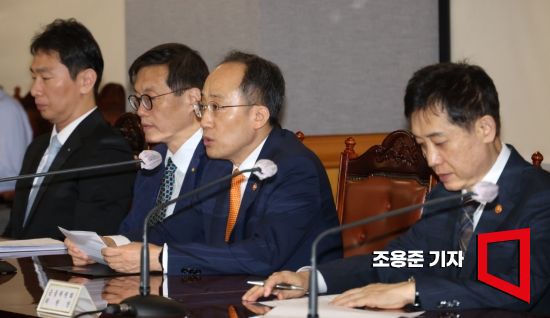 추경호 부총리 겸 기획재정부 장관이 21일 서울 중구 명동 은행회관에서 열린 비상거시경제금융회의에서 모두발언을 하고 있다. 이날 회의에는 이창용 한국은행 총재, 김주현 금융위원장, 이복현 금융감독원장이 참석했다. 사진=조용준 기자 jun21@