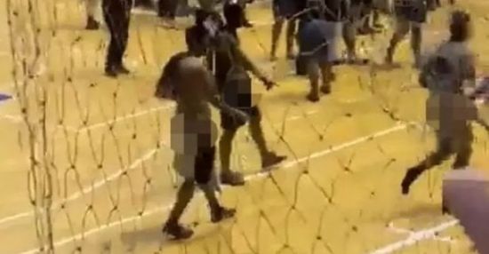 지난 4월 상파울루주 성 카를루스 시에서 진행된 대학 여자 배구 경기가 끝난 뒤 산투 아마루 대학 소속 의과대 남학생 무리가 바지를 내리고 성기를 드러낸 채 코트 위를 뛰어다니고 있다. [사진 출처=SNS 캡처]