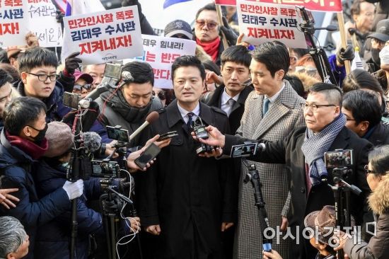 청와대 특별감찰반의 민간인 사찰 의혹을 제기한 김태우 전 검찰 수사관이 청와대가 고발한 사건의 조사를 받기 위해 12일 경기도 수원지방검찰청에 들어서며 취재진 질문에 답하고 있다./수원=강진형 기자aymsdream@