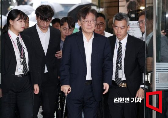 백현동 개발사업 특혜 의혹과 쌍방울 대북송금 의혹 연루 혐의로 구속영장이 청구된 이재명 더불어민주당 대표가 26일 서울 서초구 중앙지법에서 열린 구속 전 피의자 심문(영장실질심사)에 출석하고 있다. 사진=김현민 기자 kimhyun81@