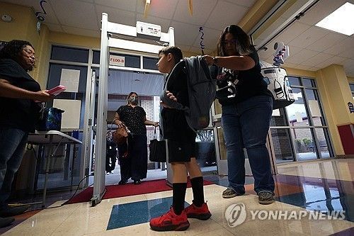학생 소지품을 검사하는 미 텍사스주의 한 학교. [이미지출처=연합뉴스]