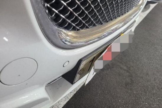 지난 7월, 온라인 커뮤니티 '보배드림'에는 한 외제 차량이 종이 번호판을 부착하고 다닌다는 사연이 올라와 논란이 일기도 했다. [사진출처=온라인 커뮤니티 '보배드림']