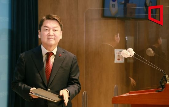 안철수 국민의힘 의원이 9일 국회에서 당 대표 출마선언을 마친 후 회견장을 나서고 있다./윤동주 기자 doso7@