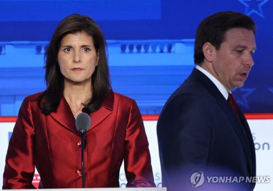 니키 헤일리 전 유엔대사(왼쪽)와 론 디샌티스 플로리다주지사(오른쪽).[사진=연합뉴스]