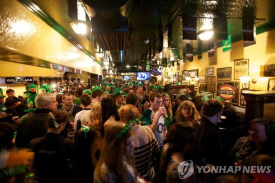 아일랜드 더블린의 펍에서 맥주를 즐기는 시민들 [이미지출처=연합뉴스]