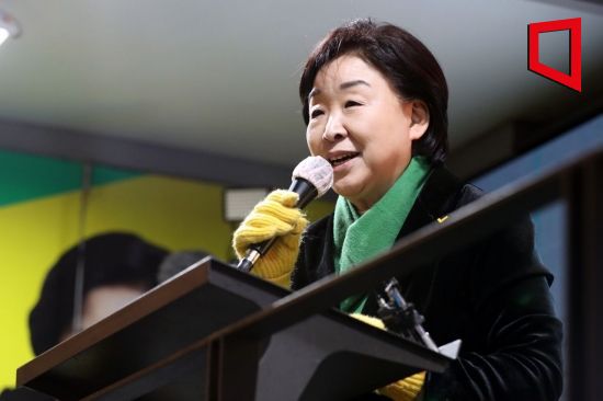 심상정 정의당 대선 후보가 2022년 3월8일 서울 마포구 홍대 상상마당 앞에서 열린 피날레 유세에서 지지를 호소하고 있다./국회사진기자단