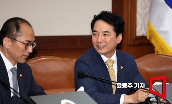 박민식 보훈장관 후보자가 지난 5월30일 서울 종로구 정부서울청사에서 열린 국무회의에 참석, 회의 시작 전 고학수 개인정보보호위원장과 이야기를 나누고 있다. 박 후보자는 변호사 겸직 및 전관예우 의혹 등에 대한 지적을 받고 있다. 사진=윤동주 기자 doso7@