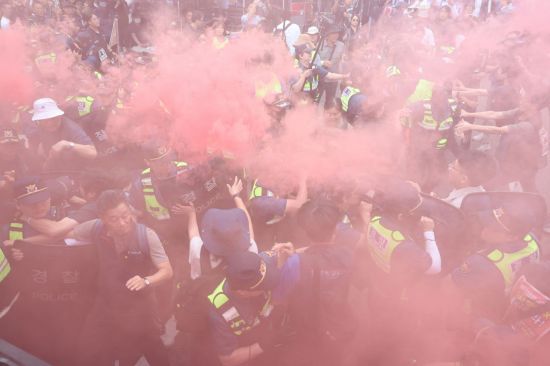 철도노조 파업 중 연막탄을 빼앗으려는 경찰과 이를 막으려는 조합원이 충돌을 빚고 있다.＜해당 기사 내용과 직접 관련이 없습니다. 사진출처:연합뉴스＞